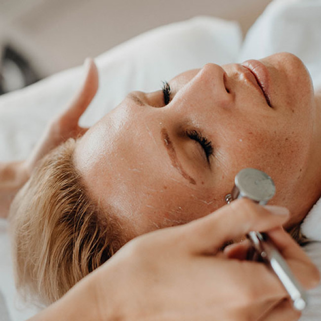 Tratament alternativă naturală la botox pentru minimizarea contracției musculare
